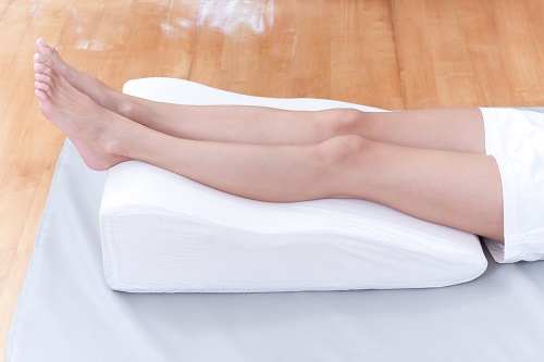 preventing varicose vein by lay down legs on pillow