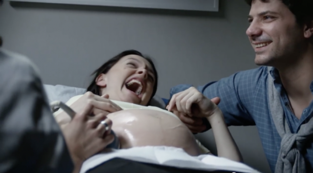 ce-qu-il-se-passe-quand-une-femme-enceinte-mange-chocolat-milka-echographie-reaction-bebe-640x354
