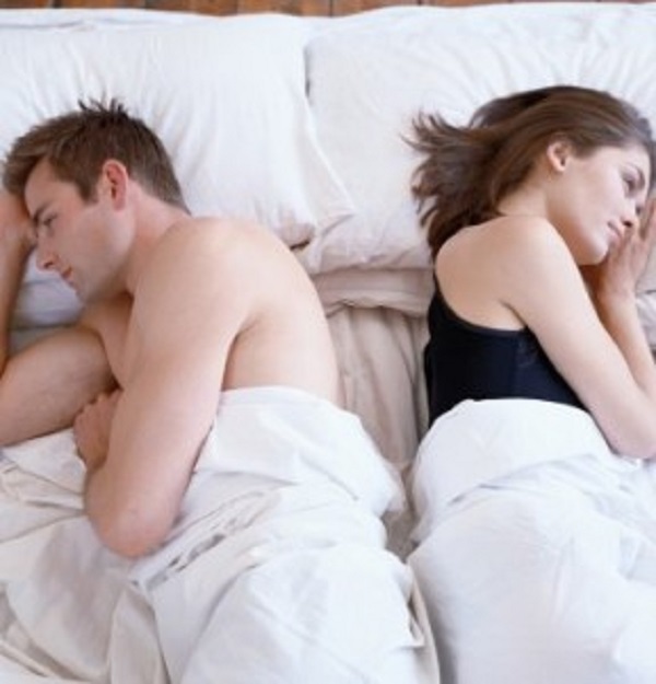couple-dormir-lit-288x300
