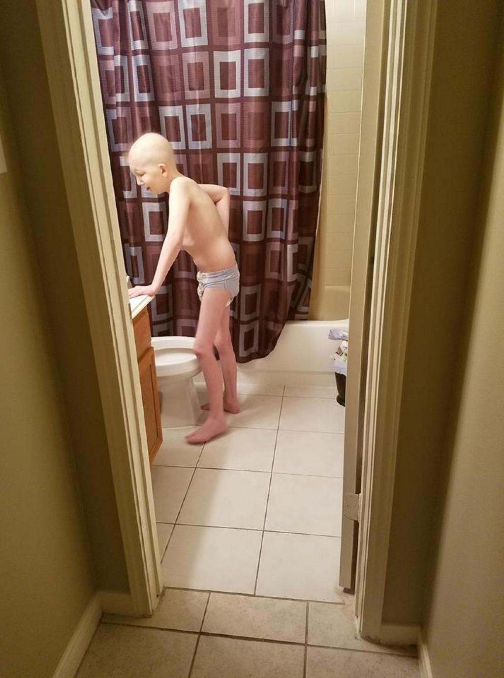 Une maman poste une photo de son fils à la salle de bain...un cliché qui BOULEVERSE le monde entier 1!