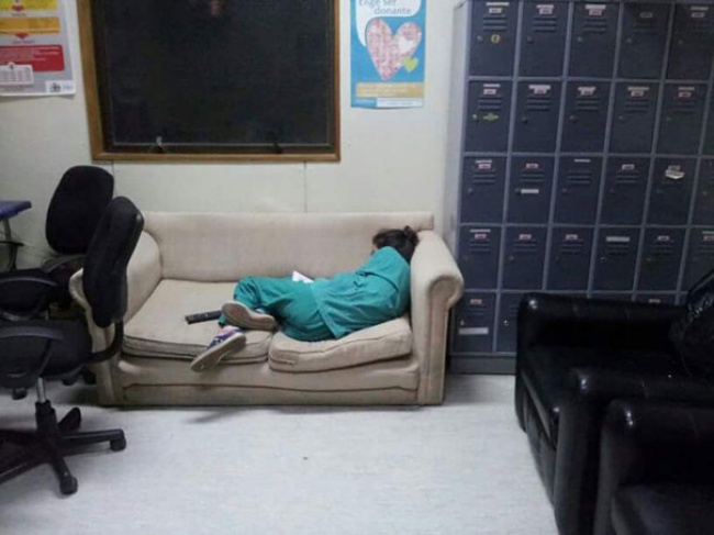 Celui qui a posté sur la toile une photo d’un docteur de garde en train de dormir ne s'attendait pas de telles réactions...5