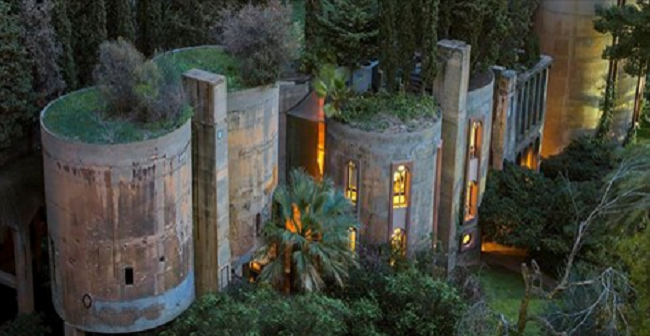 Cet architecte crée sa maison dans une cimenterie abandonnée...le résultat est époustouflant !