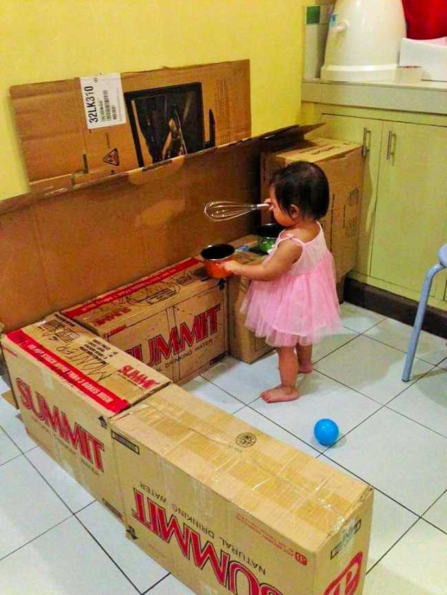 Cette maman confectionne une cuisine de rêve pour sa fille avec de simples cartons 2