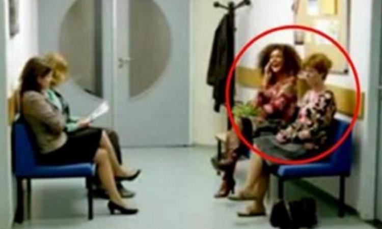 Dans une salle d'attente, cette femme parle trop fort au téléphone... Observez bien la réaction de la femme qui se tient à côté d'elle!