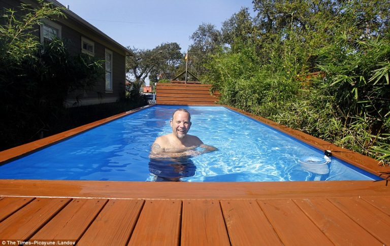 Il utilise une vieille benne pour créer une piscine de rêve...pour moins de 5000 euros 6