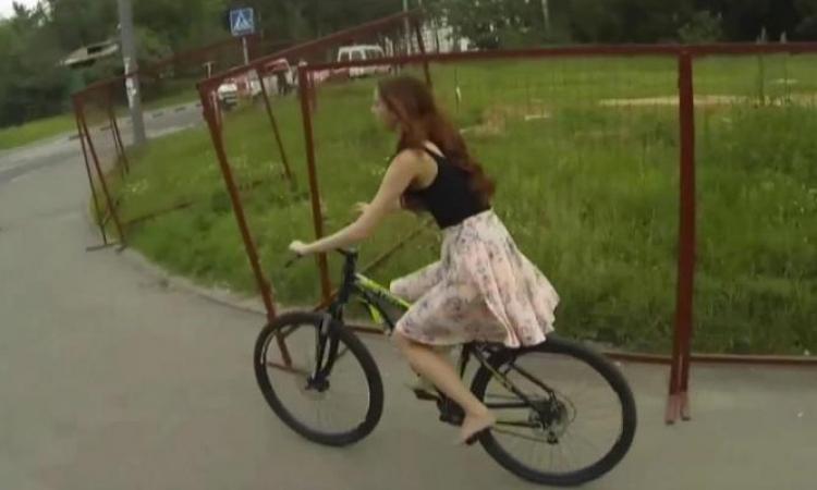 Observez bien cette jolie fille en train de faire du vélo...ce qu'elle va vivre est...