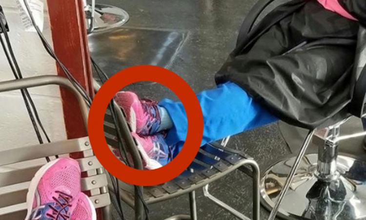Une infirmière s'endort chez la coiffeuse...en voyant ses souliers, cette dernière poste ceci sur Internet !
